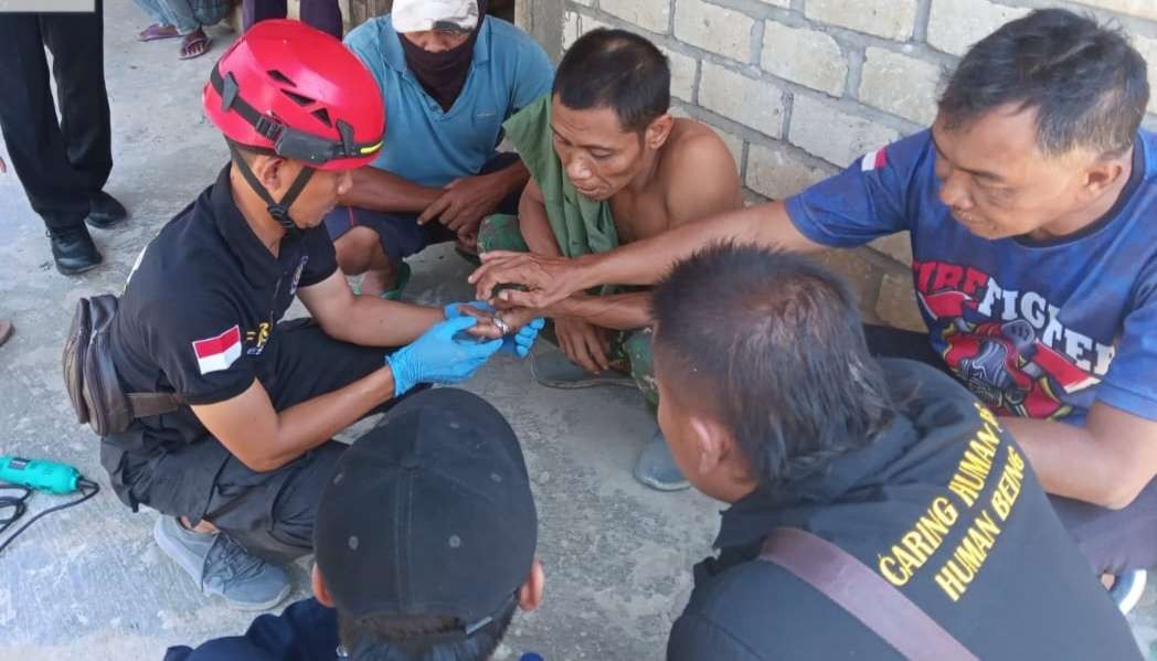 Proses evakuasi cincin nyangkut di jari telunjuk warga (dok. Damkar Tuban)