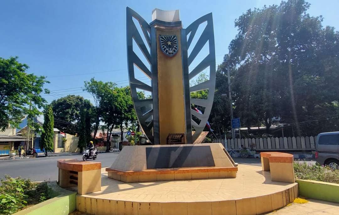 Tugu di depan RM Sumber Hidup, Kota Probolinggo ini termasuk yang akan direnovasi. (Foto: Ikhsan Mahmudi/Ngopibareng.id)