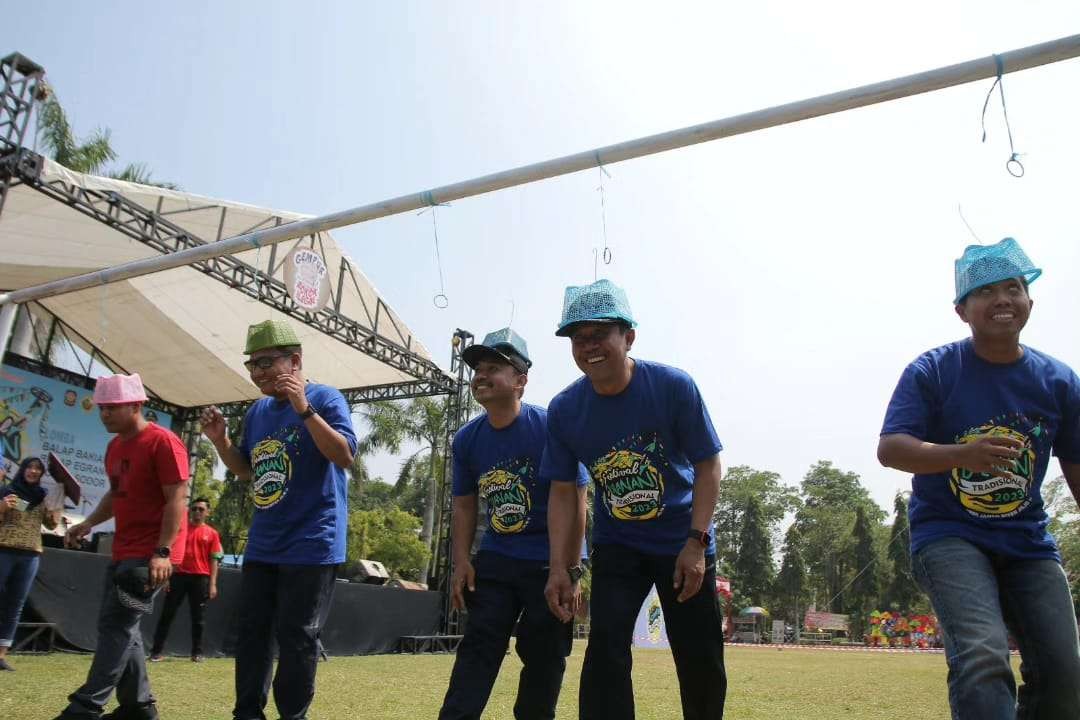 Bupati Ngawi Ony Anwar Harsono, saat mengikuti salah satu permainan di Festival Dolanan Tradisional bertajuk Dolanan Keren Jaman Biyen Jilid 2 digelar di Alun Alun Timur Ngawi, Minggu 20 Agustus 2023. (Foto: dok. ngawikab)