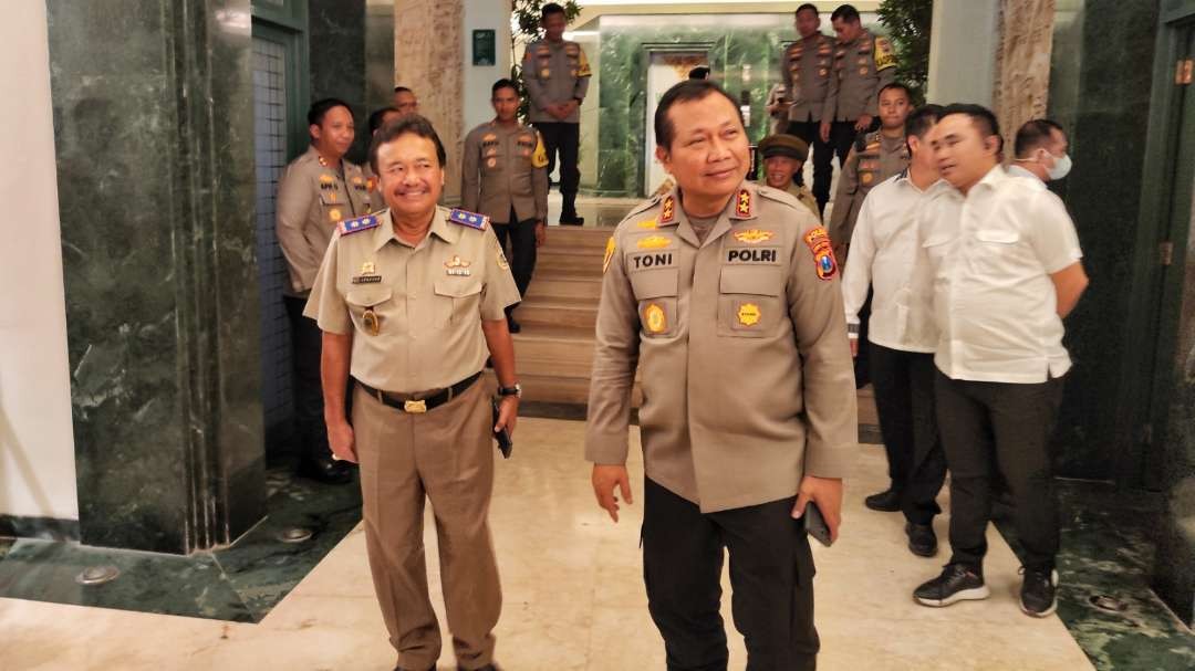 Kapolda Jatim, Irjen Pol Toni Harmanto bersama Kakanwil BPN Jatim Jonahar saat meninjau Gedung Polisi Istimewa yang menjadi Grha Wismilak, Surabaya, Senin 21 Agustus 2023. (Foto: Fariz Yarbo/Ngopibareng.id)