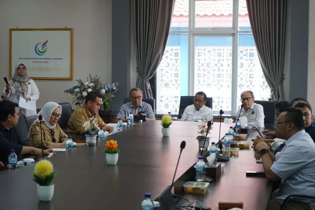 Mensesneg Pratikno bersama beberapa pejabat tinggi di Blora dan Bojonegoro berdiskusi (Foto: Ahmad Sampurno/Ngopibareng.id)