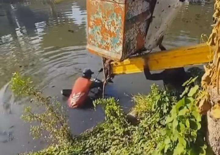 Evakuasi motor tercebur di sungai kawasan Tanah Merah, Kali Kedinding, Surabaya. (Foto: BPBD Kota Surabaya)