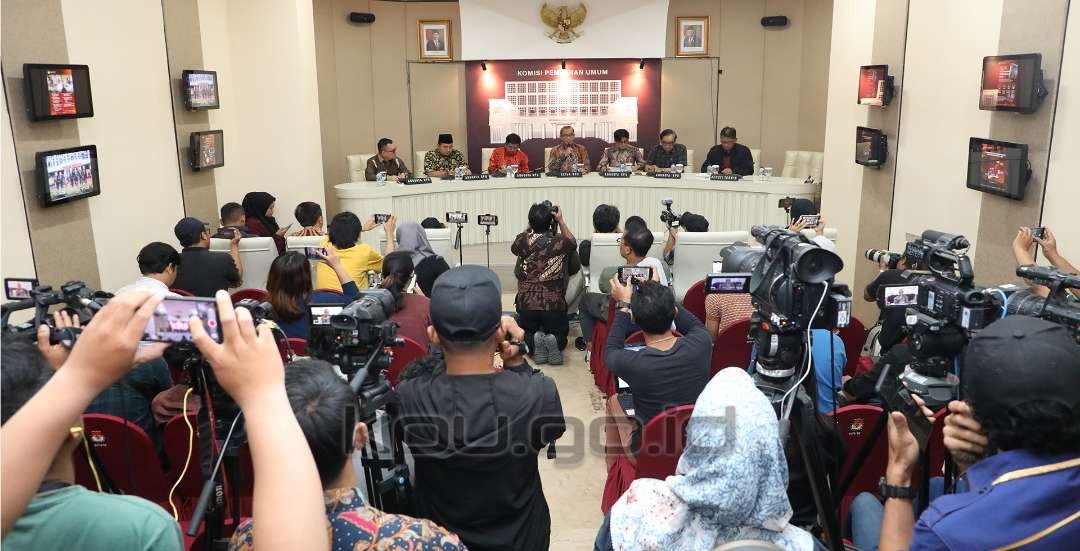 Komisioner KPU RI membacakan DCS Bacaleg DPR RI, kantor KPU RI Jakarta. (foto: dok. kpu)