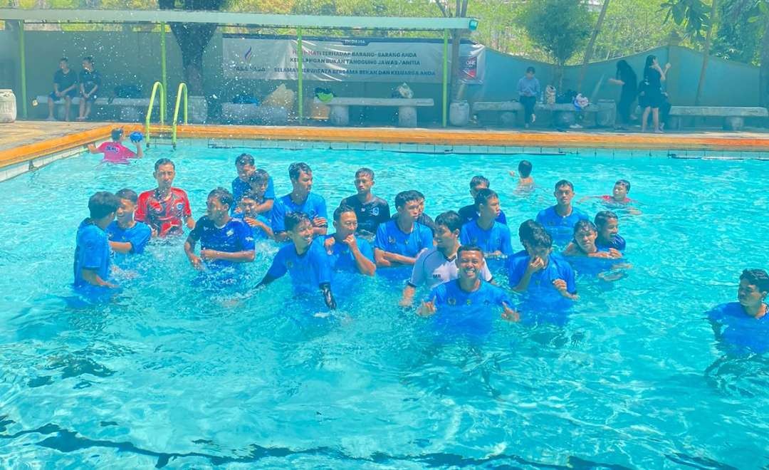 Pemain sepak bola putra Kabupaten Lamongan sedang berada di kolam.renang setelah pertandingan (Foto: Istimewa)