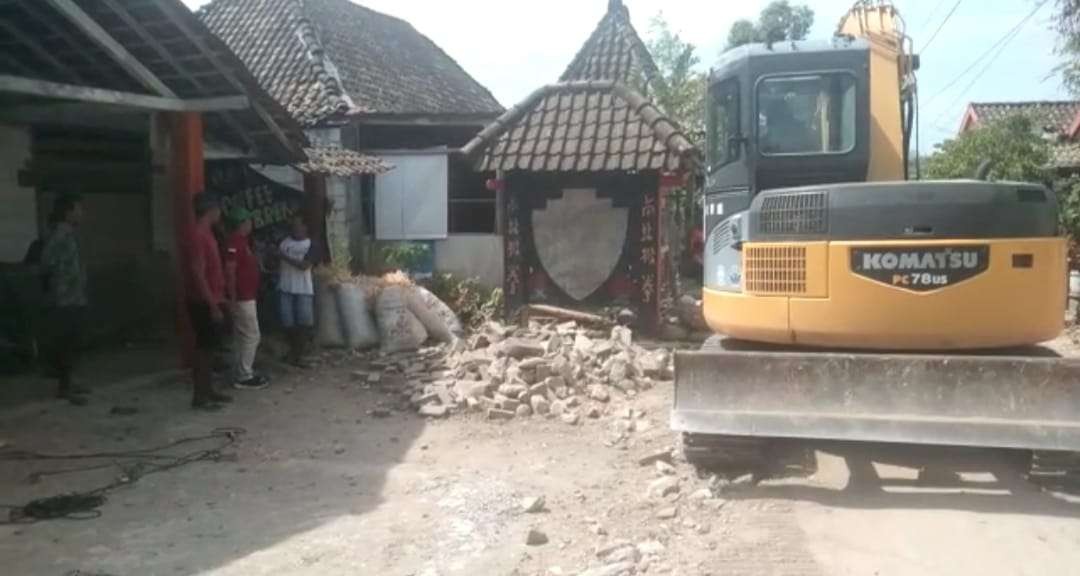 Salah satu tugu perguruan pencak silat di Kabupaten Bojonegoro yang dirobohkan secara sukarela. (Foto: dok. polres bojonegoro)