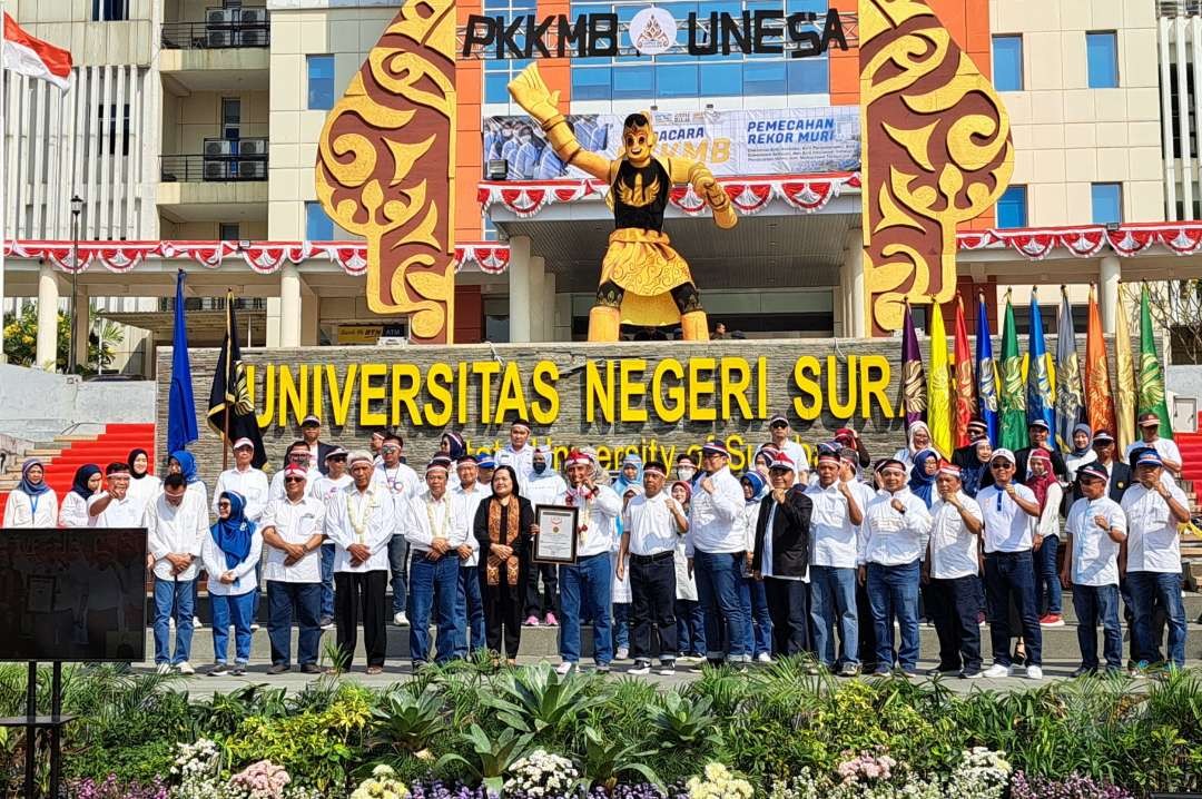 Rektor Unesa, Prof Nurhasan dan jajaranya saat menerima rekor MURI deklarasi dengan pembuatan video terbanyak, Senin, 21 Agustus 2023. (Foto: Pita Sari/Ngopibareng.id)