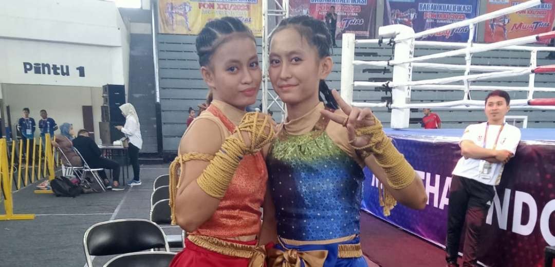 Pasangan Stevanie Rejune Christia Tangdilalo-Junetha Melva Tangdilalo menyumbang emas bagi Jatim di nomor Muay Boran Putri. (Foto: Fahrizal/Ngopibareng.id)