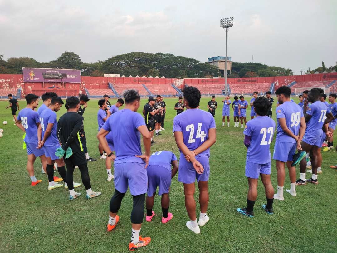 Marcelo Gembleng pemain Persik, Persik Kediri kembali menggelar latihan di Stadion Brawijaya Selasa 22 Agustus 2023 sore. (Foto: Fendi Lesmana/ngopibareng.id)