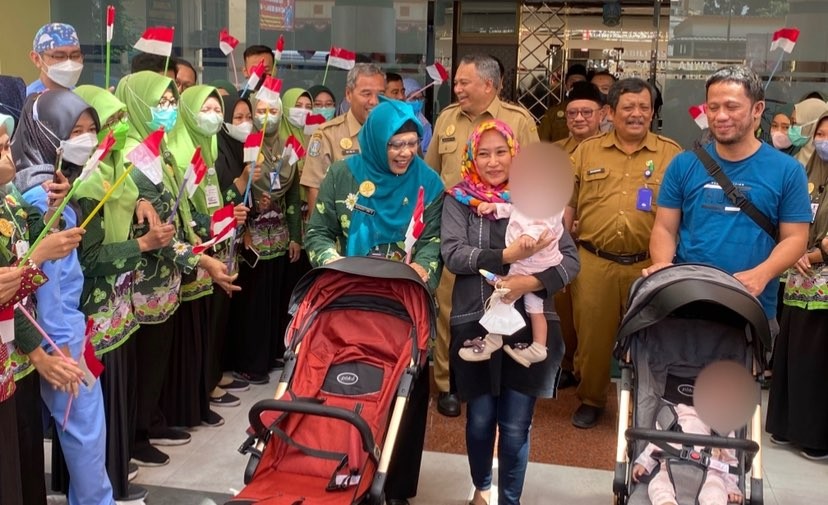 Momen pelepasan kepulangan bayi kembar siam di RSSA Malang (Foto: Lalu Theo/Ngopibareng.id)