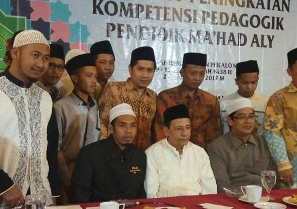 Habib Luthfi bin Yahya bersama para santri. ((Foto: ngopibareng.id)