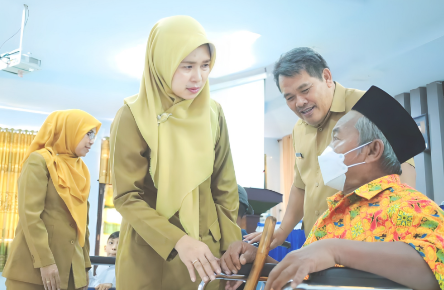 Pemerintah Kabupaten Lumajang membagikan 85 unit kursi roda kepada penyandang disabilitas dan warga lanjut usia. (Foto: Kominfo Lumajang)