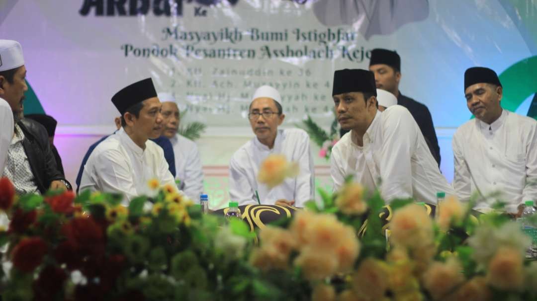 Gus Kautsar bersama para kiai pesantren dalam acara Haul Masyayikh. (Foto:adi/ngopibareng.id)