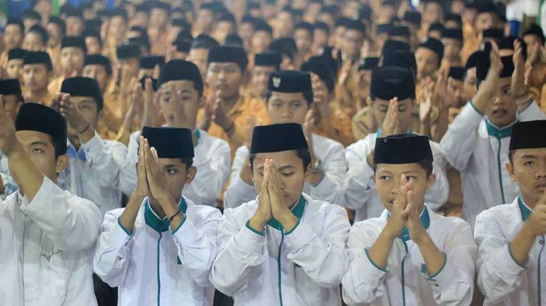 Penampilan santri anggota Ikatan Seni Hadrah Republik Indonesia (ISHARI) Pondok Pesantren Assholach semarakkan rangkaian peringatan Haul Masyayikh Pesantren Assholach Kejeron Gondang Wetan, Pasuruan, Jawa Timur.(Foto:adi/ngopibareng.id)