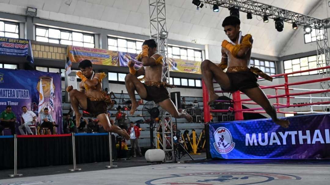 Tim Muay Robic Putra saat tampil dalam BK PON di Gelora Pancasila, Surabaya, Rabu 23 Agustus 2023. (Foto: Fariz Yarbo/Ngopibareng.id)