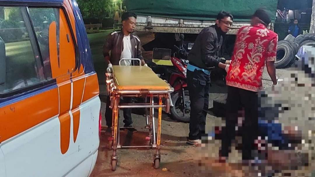 Tenaga medis saat menolong tukang ojek yang menjadi korban begal. (Foto: Grup WA Gending)