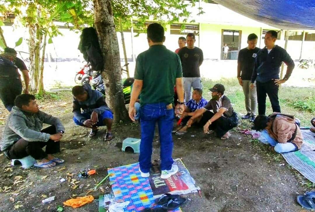 Anggota Satreskrim Polres Bondowoso menggerebek arena judi cap jie kie dan meringkus empat kawanan pejudi.(Foto:Humas Polres Bondowoso)