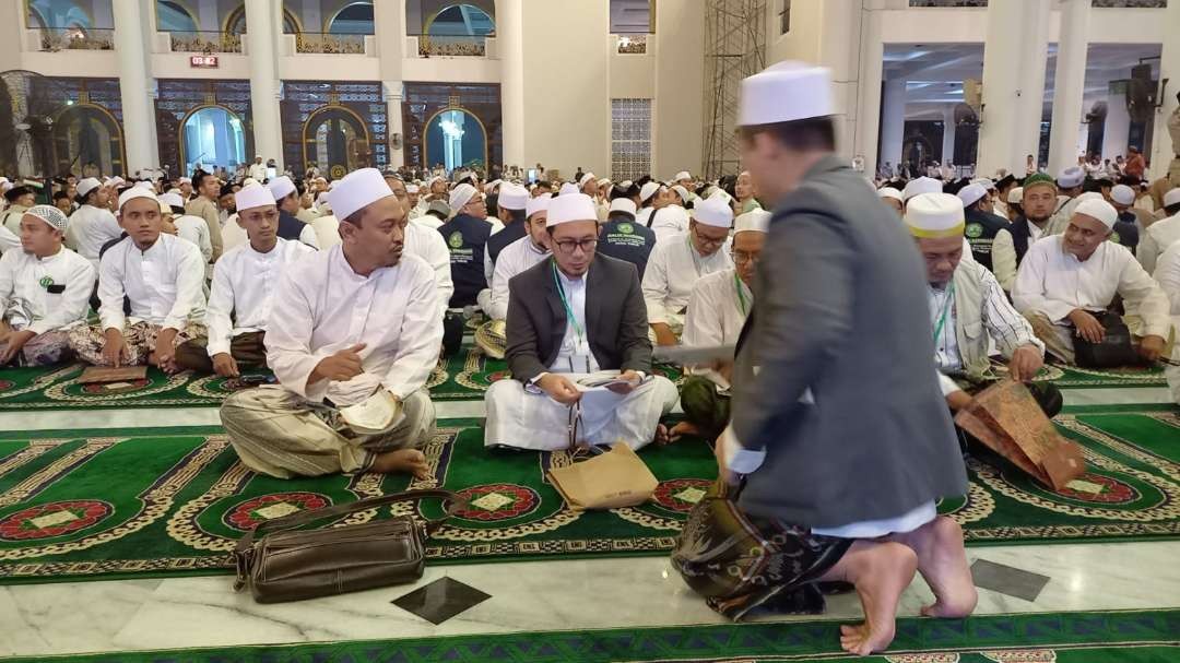 Ust Ma'ruf Khozin, Pengasuh Pondok Pesantren Raudlatul Ulum Suramadu, hadir di Masjid Al-Akbar Surabaya, mengikuti Rihlah Dakwah Habib Umar bin Hafidz di Indonesia. (Foto: adi/ngopibareng.id)