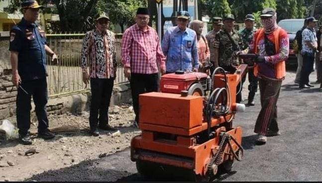 Wabup Probolinggo, HA. Timbul Prihanjoko (nomor tiga dari kiri) saat menyaksikan perbaikan jalan. (Foto: Ikhsan Mahmudi/Ngopibareng.id)