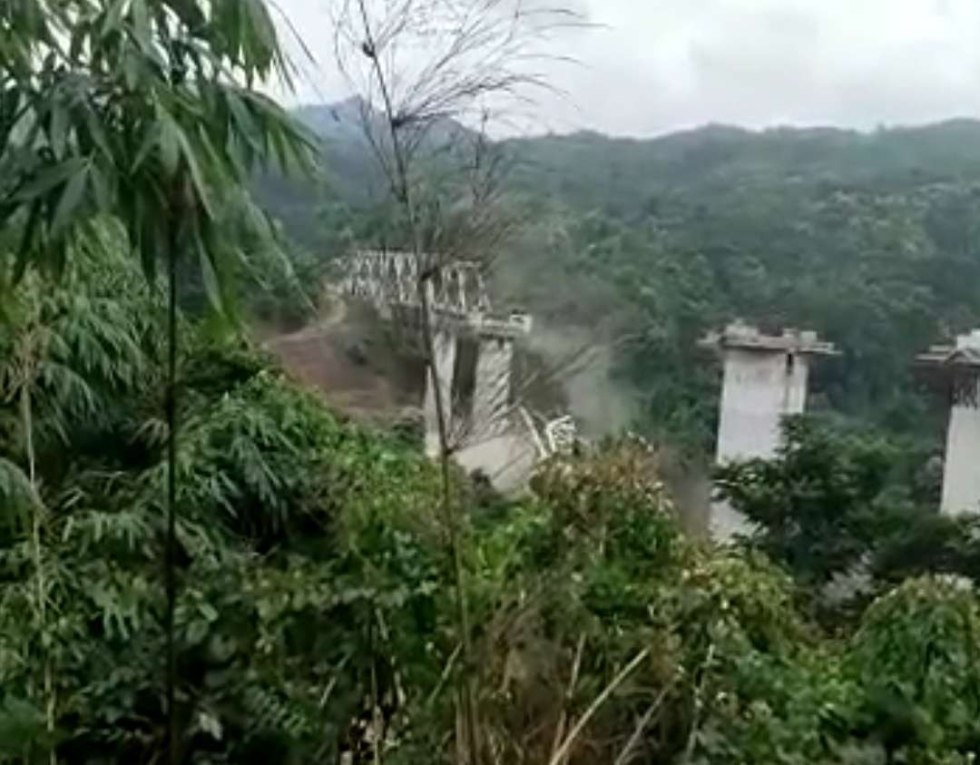 Kondisi jembatan kereta api yang ambruk. (Foto: X)