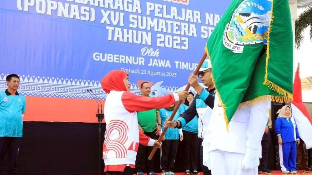 Gubernur Jatim, Khofifah Indar Parawansa memberikan pataka kepada Kadispora Jatim M Ali Kuncoro sebagai komandan kontingen Jatim M Ali Kuncoro saat pelepasan kontingen POPNAS XVI Sumsel 2023 di Kantor Gubernur Jatim, Surabaya, Rabu 23 Agustus 2023. (Foto: Istimewa)