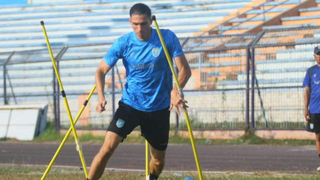 Legiun asing non Asia asal Amerika Serikat, Jonathan Champbel rekrutan baru Persela Lamongan. (Foto: Imron Rosidi/Ngopibareng.id)