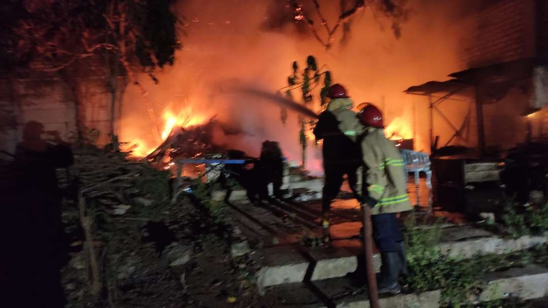 Petugas Damkar sedang memadamkan api. (Foto: Istimewa)