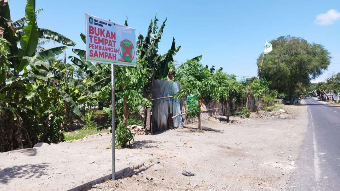 Lokasi TPS di Jalan Teratai, Kelurahan Boyolangu kini sudah ditutup dan ditanami pohon (foto; Muh HujainiNgopibareng.id)