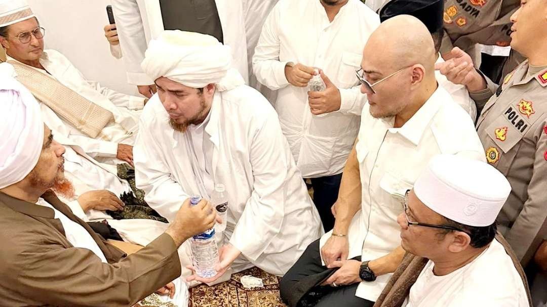 Habib Umar bin Hafidz dan Deddy Corbuzier berkesempatan silaturahim di Jakarta. (Foto: fans-habib umar/ngopibareng.id)