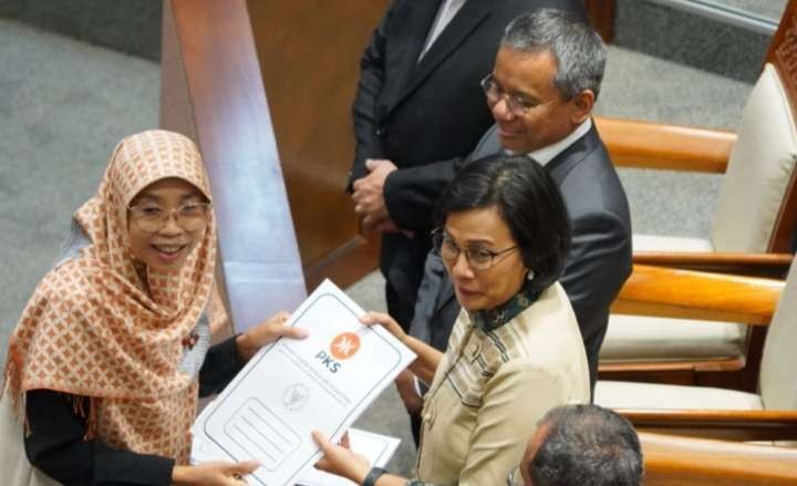 Anggota DPR RI, Netty Prasetiyani menyerahkan pandangan Fraksi PKS tentang pelaksanaan APBN 2022 kepada Menteri Keuangan, Sri Mulyani. (Foto: FPKS)