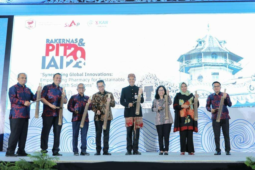 Gubernur Jawa Tengah Ganjar Pranowo dalam acara Rapat Kerja Nasional (Rakernas) dan Pertemuan Ilmiah Tahunan (PIT) Tahun 2023 Ikatan Apoteker Indonesia di Hotel Grand Mercure, Solo Baru, Sukoharjo, Kamis 24 Agustus 2023. (Foto: Humas Pemprov Jateng)