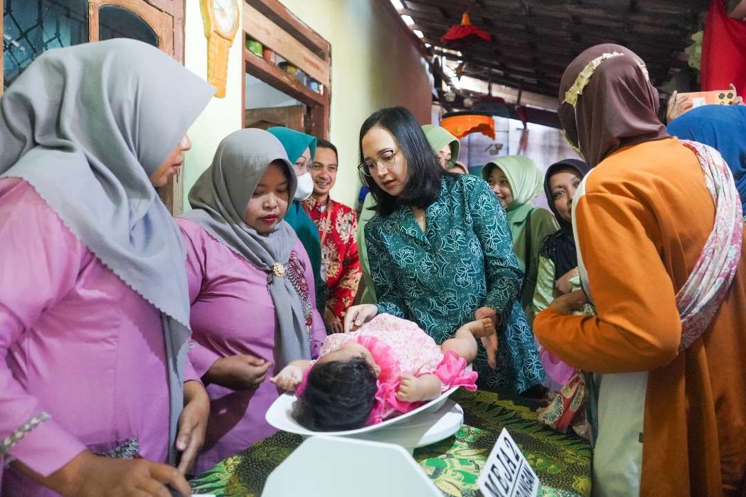 Percepat penurunan stunting, Ketua Tim Penggerak PKK Kabupaten Kediri, Eriani Annisa Hanindhito memimpin Monev Bulan Timbang di Kecamatan Mojo. (Foto: Istimewa)