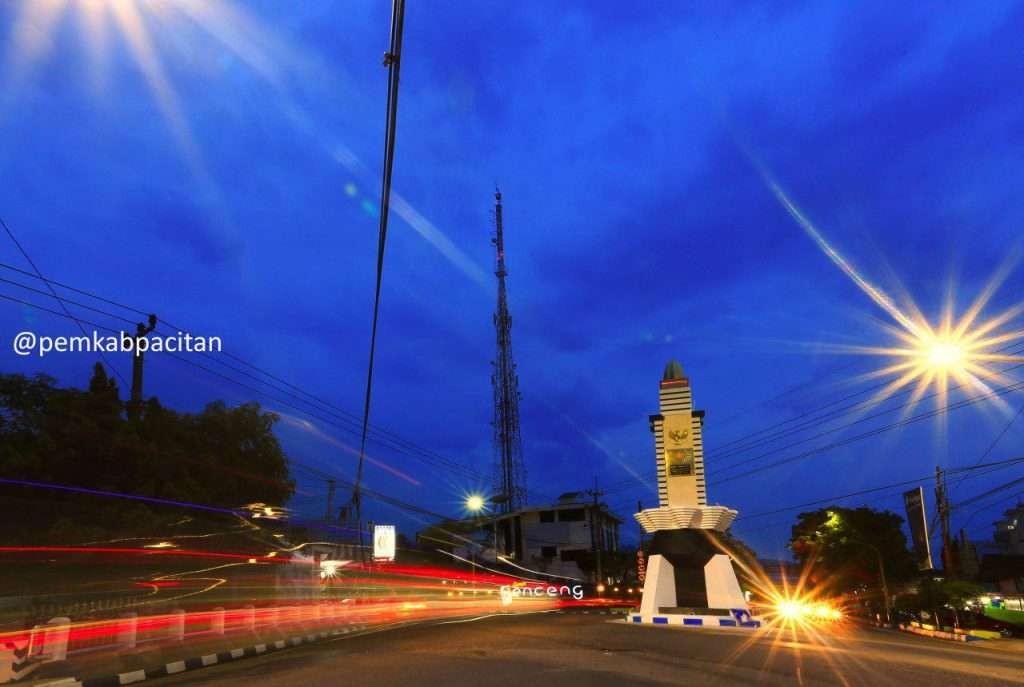 Tugu Parasamya Purnakarya Nugraha, prasasti tepat berdiri di tengah Perempatan Penceng, salah satu pusat lalu lintas kota Pacitan. (Foto: dok. pacitankab)