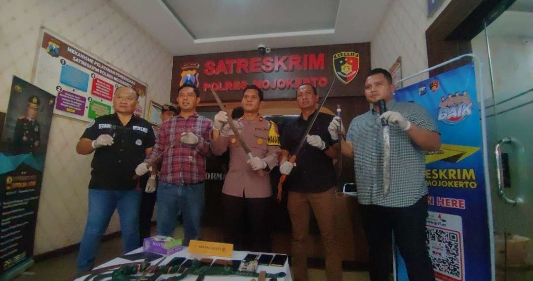 Polisi tunjukkan barang bukti sajam yang disita dari para pelaku.(Foto Deni Lukmantara/Ngopibareng)