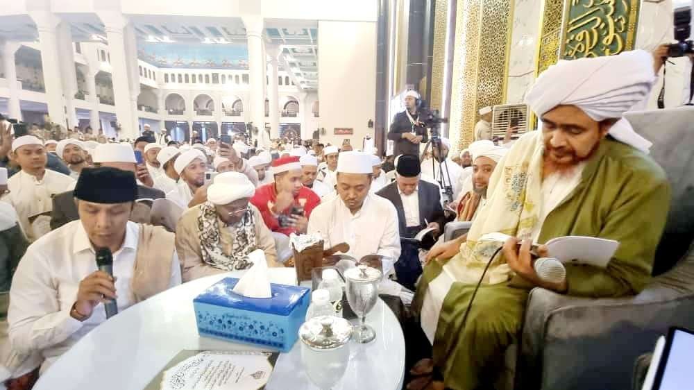 KH Abdurrahman Al-Kautsar atau Gus Kautsar saat membaca kitab disimak Habib Umar bin Hafidz dan Ust Maruf Khozin di Masjid Al-Akbar Surabaya. (Foto: adi/ngopibareng.id)