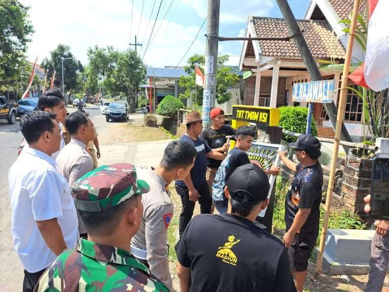 Disaksikan polisi dan anggota TNI AD, serta dari perguruan silat di Desa Babadan Lor Kec. Balerejo, Kabupaten Madiun, dengan suka rela membongkar sendiri tugu perguruan pencak silatnya, Senin 21 Agustus 2023. (Foto: dok. polres madiun)