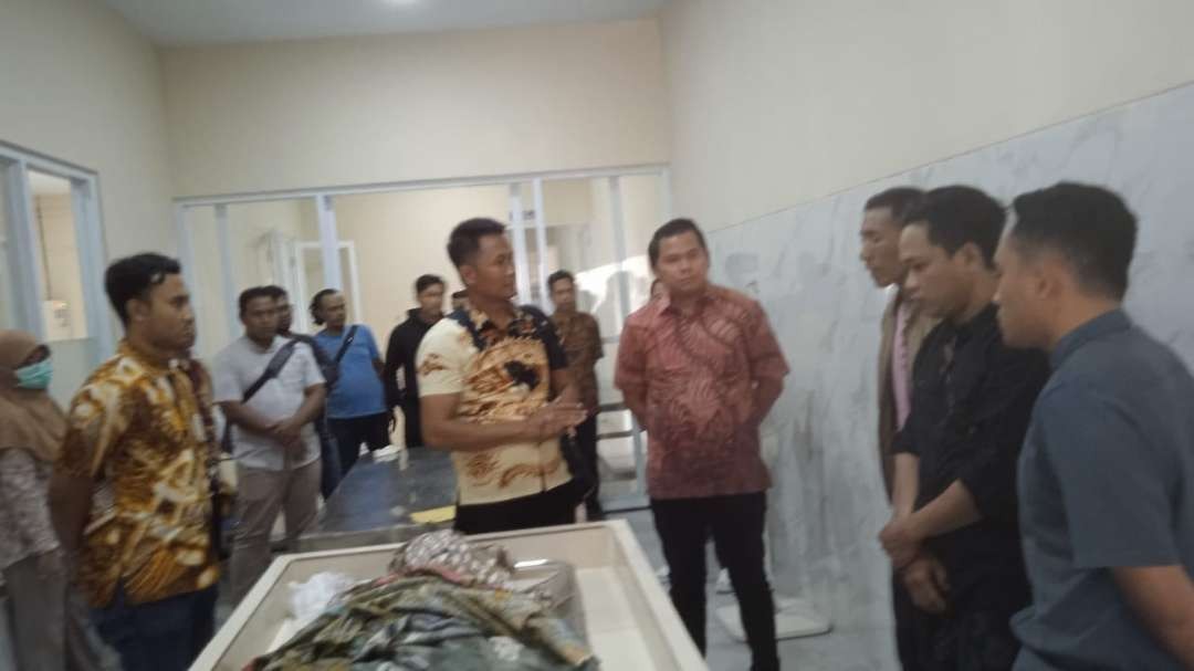 Kasatreskrim Polres Lamongan, AKP Christian Kosasih (batik kanan) dengan keluarga korban. (Foto: Imron Rosidi/Ngopibareng.id)