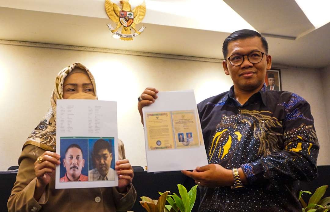 Nina Farida didampingi kuasa hukumnya, Arief Mudji Antono. (Foto: Aini Arifin/Ngopibareng.id)