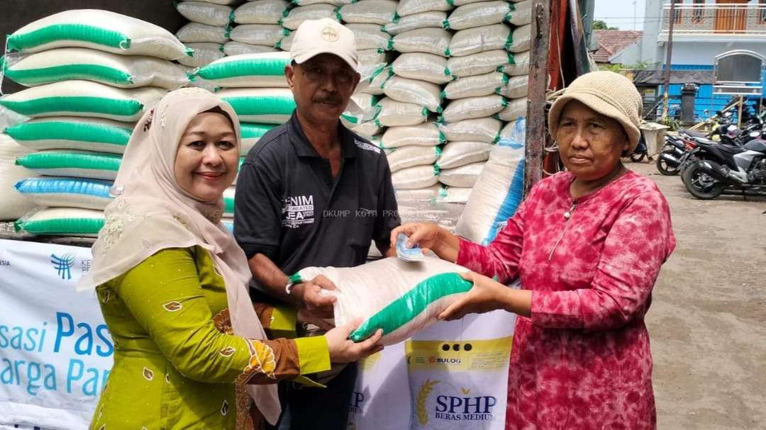 Pemkot Probolinggo menggelar operasi pasar dengan menjual beras murah, beberapa waktu lalu. (Foto: Ikhsan Mahmudi/Ngopibareng.id)