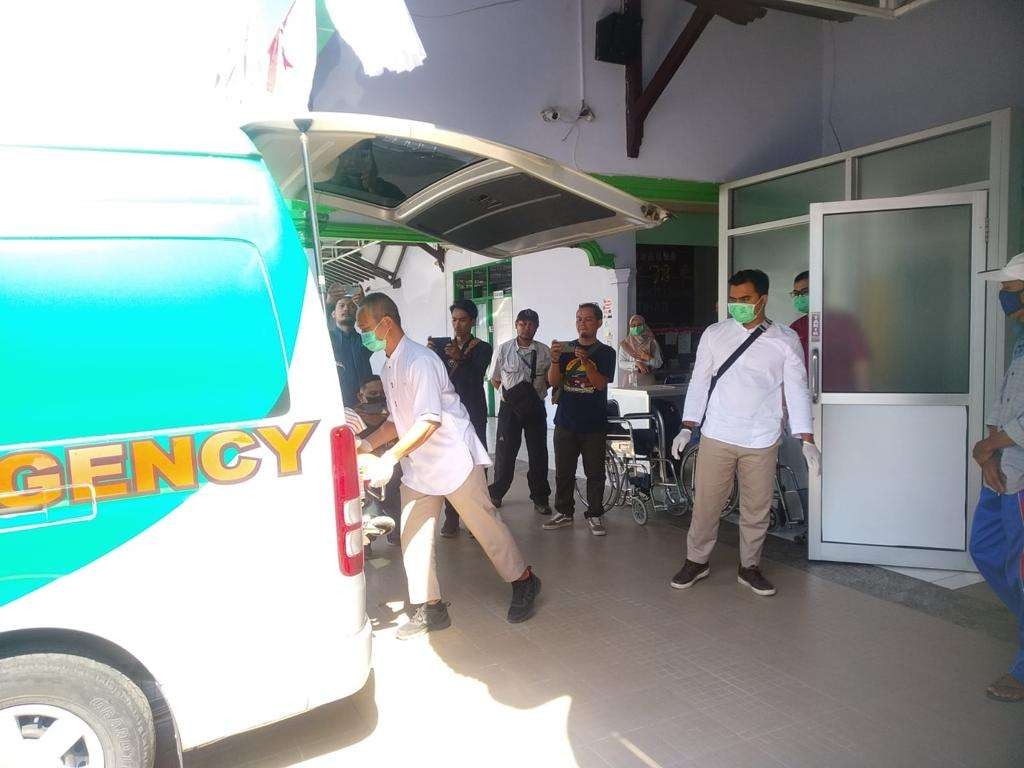 Korban penganiayaan siswa MTsN Blitar dibawa ke rumah sakit. (Foto: Istimewa)