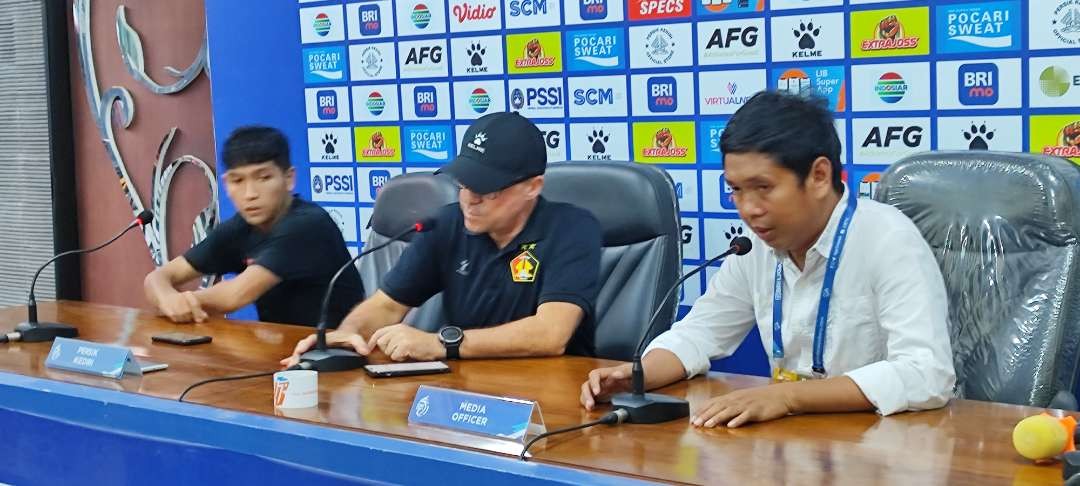 Pelatih Persik Kediri Marcelo Rospide saat memberikan keterangan pers usai pertandingan. (Foto: Fendi Lesmana/Ngopibareng.id)