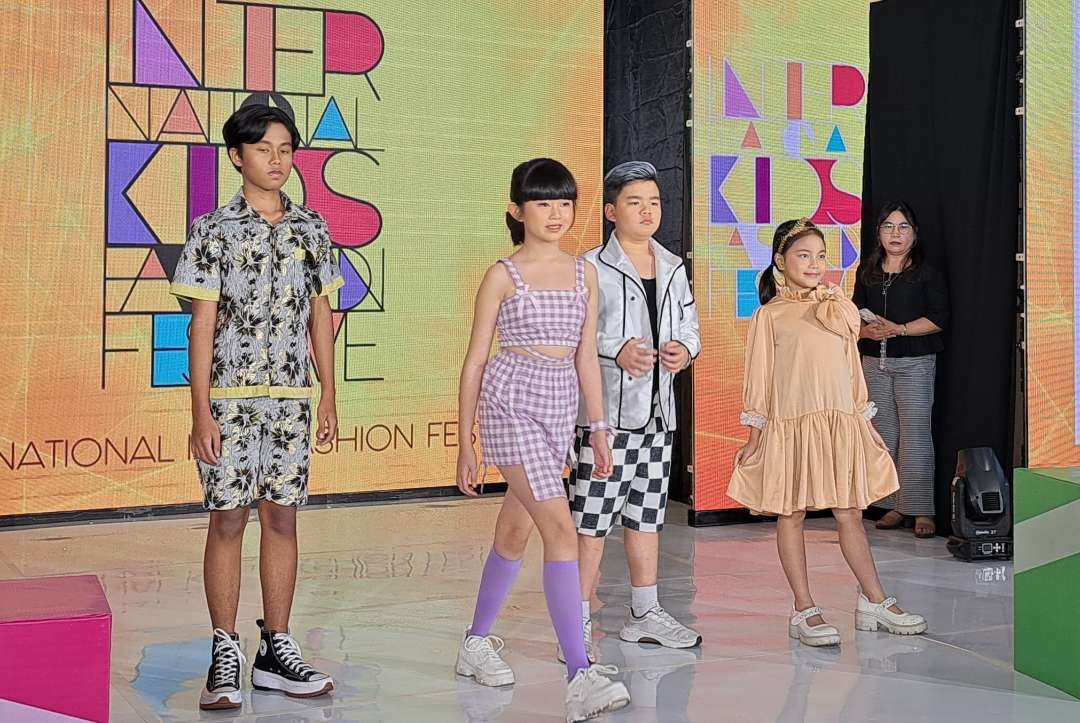 Chloe Pramono (dua dari kiri berbusana unggu) saat sedang menunjukkan hasil karyanya bertema Barbie di ajang Internasional Kids Fashion 2023 di Surabaya. (Foto: Pita Sari/Ngopibareng.id)