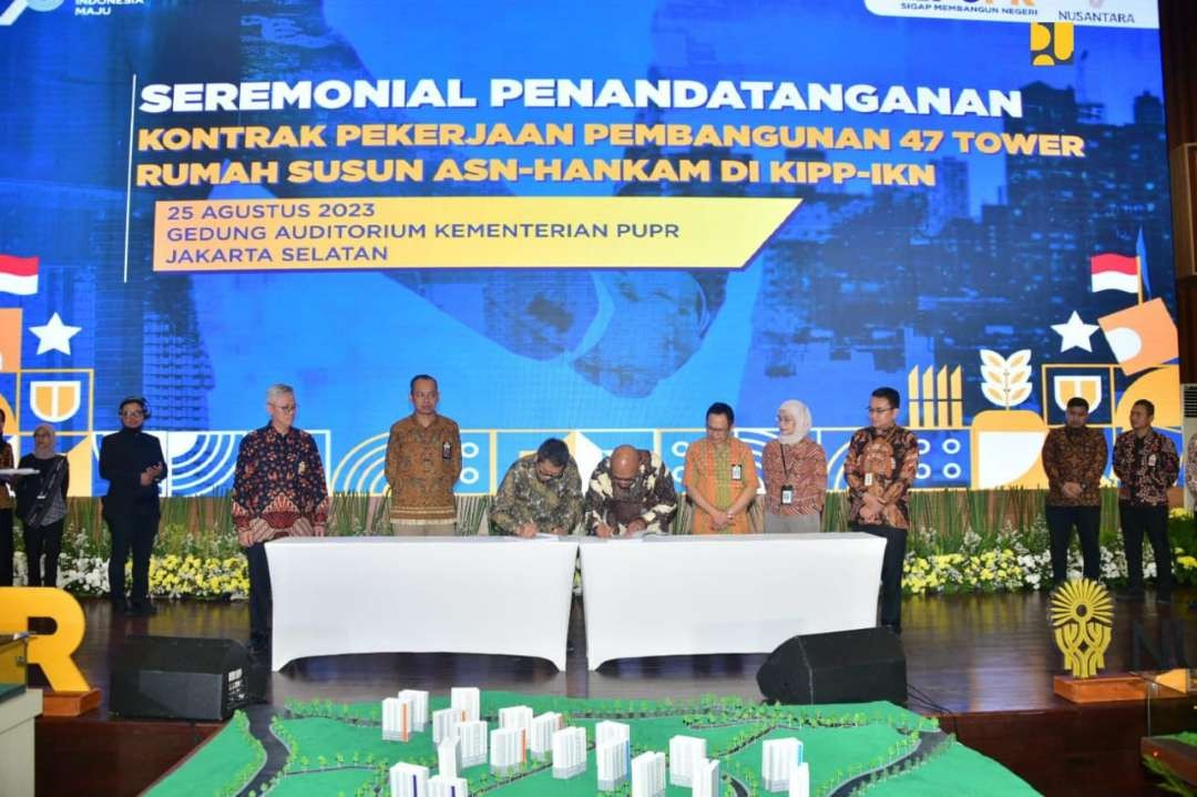 Dirjen Perumahan Kementerian PUPR Iwan Suprijanto menandatangani Kontrak Pekerjaan Pembangunan 47 Tower ASN dan Pegawai Hankam. (Foto: Biro Komunikasi Publik Kementerian PUPR)