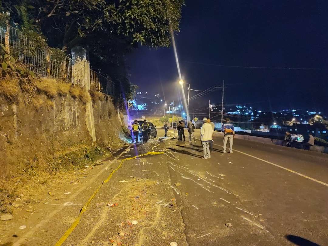 Polisi olah tempat kejadian perkara (TKP) kecelakaan truk muatan air diduga rem blong. (Foto: Deni Lukmantara/Ngopibareng.id)