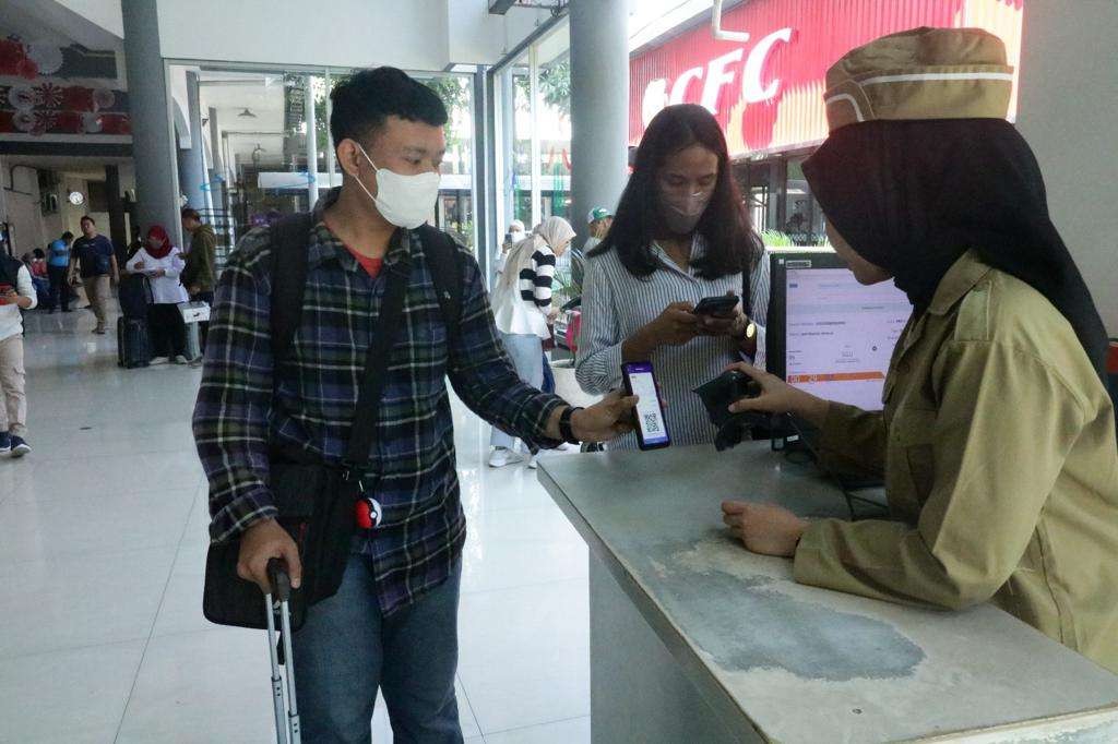 Ilustrasi penumpang KA yang akan menggunakan Commuter Line diwilayah Daop 8. (Foto: Pita Sari/Ngopibareng.id)