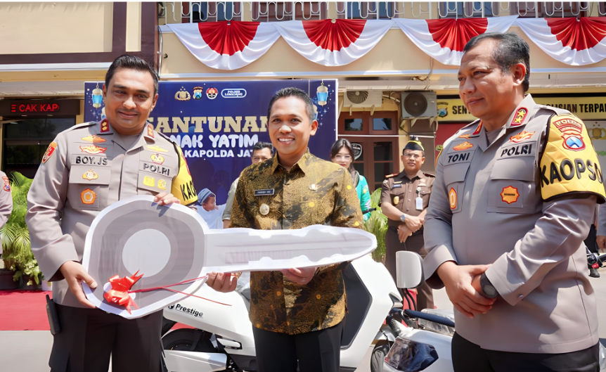 Bupati Lumajang, Thoriqul Haq (Cak Thoriq) membagikan lima motor listrik untuk Polres Lumajang, dalam kegiatan Kunjungan Kerja (Kunker) Kapolda Jatim. (Foto: Kominfo Lumajang)