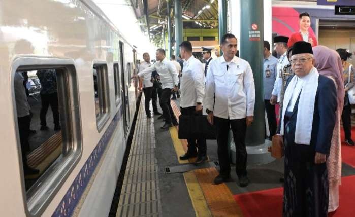 Wapres Ma'ruf Amin melakukan kunjungan kerja ke Cirebon menggunakan KA ( foto: BPMI Setwapres)