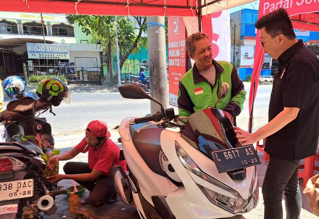 Ganti dan tebus murah oli Rp 10 ribu rupiah oleh para ojol yang diselenggarakan PSI Surabaya. (Foto: Pita Sari/Ngopibareng.id)