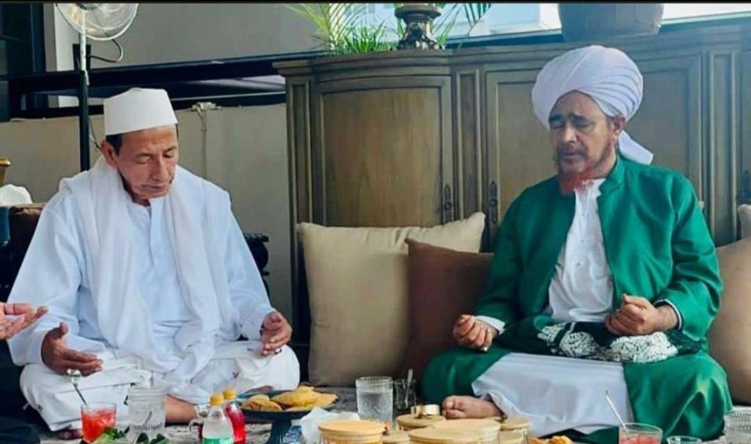 Rais Aam Jaminan Ahli Thsriqah Mu'tabarah An-Nahdliyah Habib Luthfi bin Yahya bersama Habib Umar bin Hafidz.