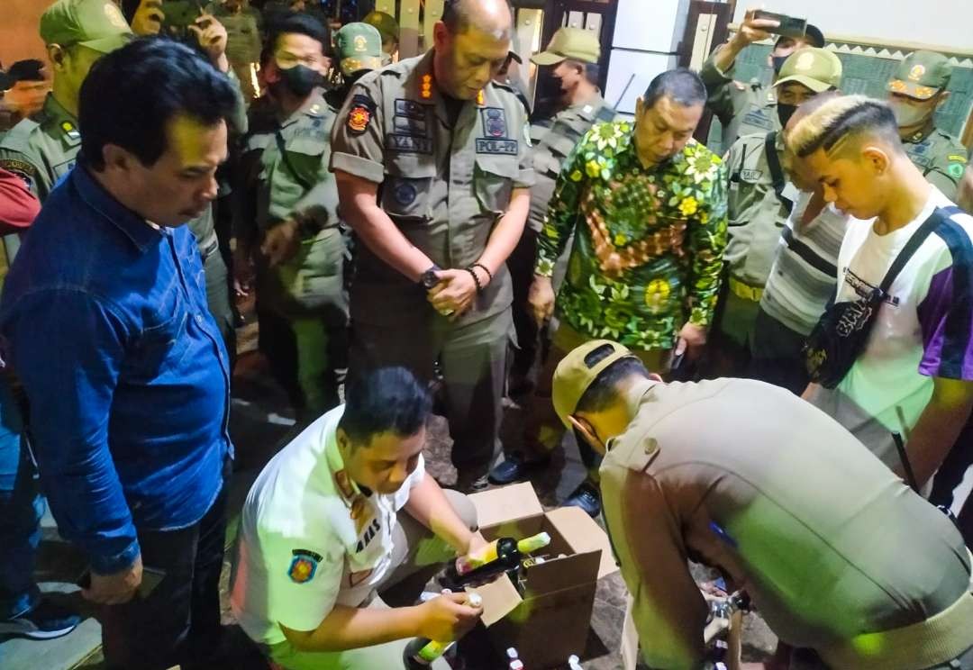 Aparat gabungan dan anggota Komisi A DPRD Sidoarjo saat razia miras(foto :Aini/Ngopibareng.id)