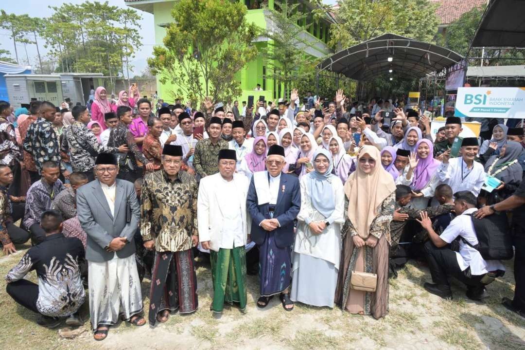 Wapres Ma'ruf Smin bersama keluarga besar Ponpes KH Aqil Siroj, Kempek Cirebon. (Foto: BPMI Setwapres)